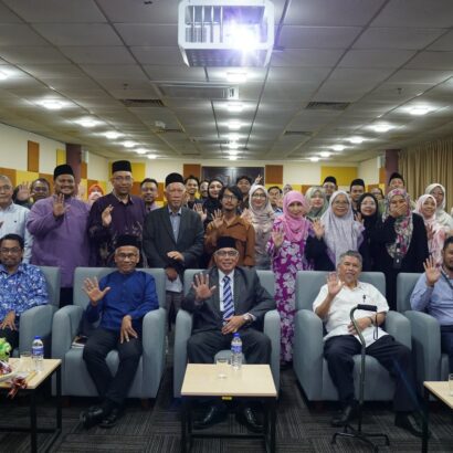 MAJLIS PENGHARGAAN DAN PENYERAHAN KOLEKSI BUKU PERPUSTAKAAN PERINGATAN SIDDIQ FADZIL